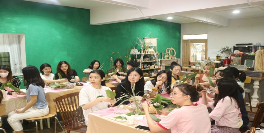 2022年端午，一方公益举办“无论咸甜，粽有所爱”包粽子课程，让员工了解端午节的传统习俗。